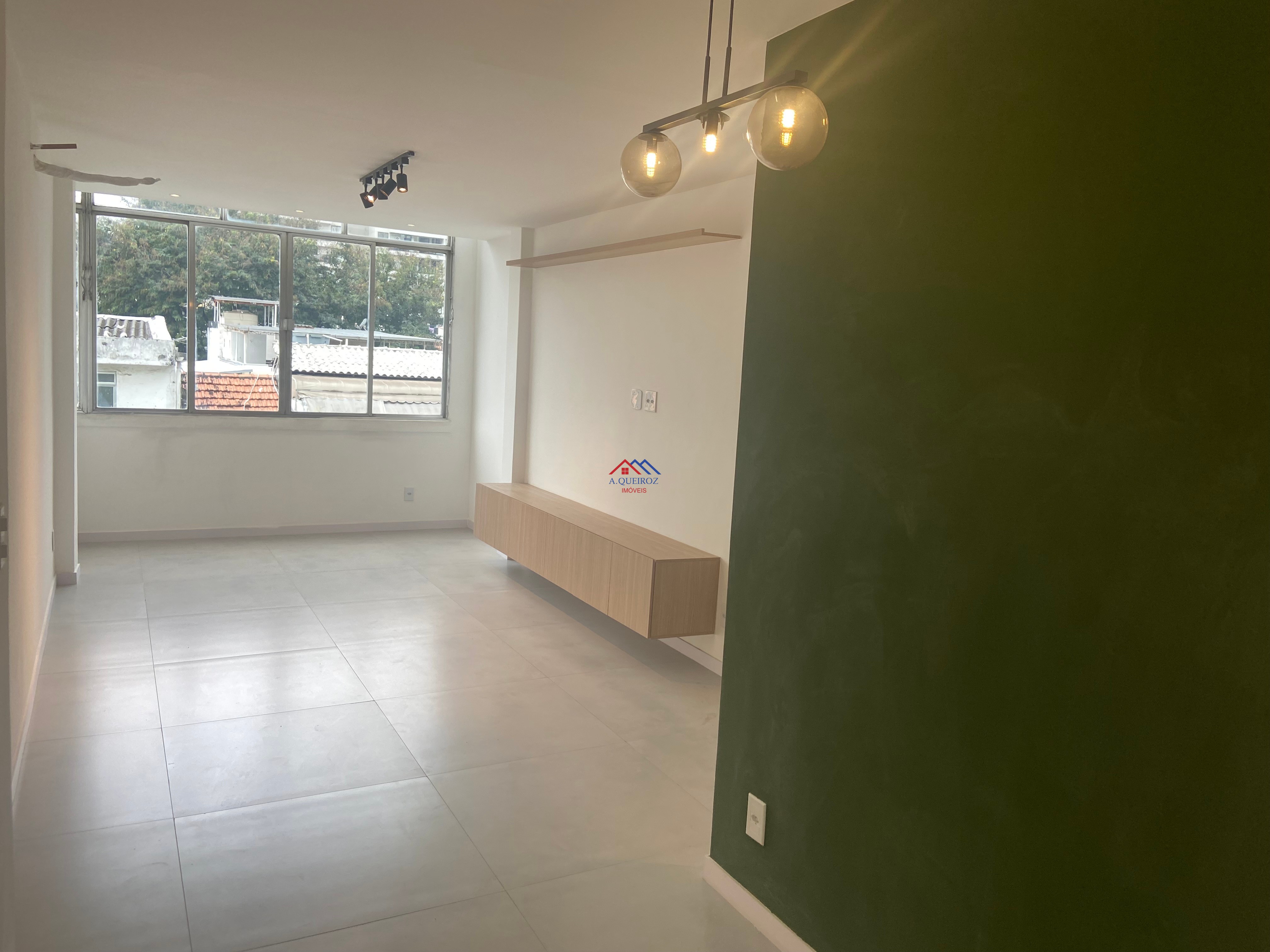 Apartamento à venda com 2 quartos, 64m² - Foto 1