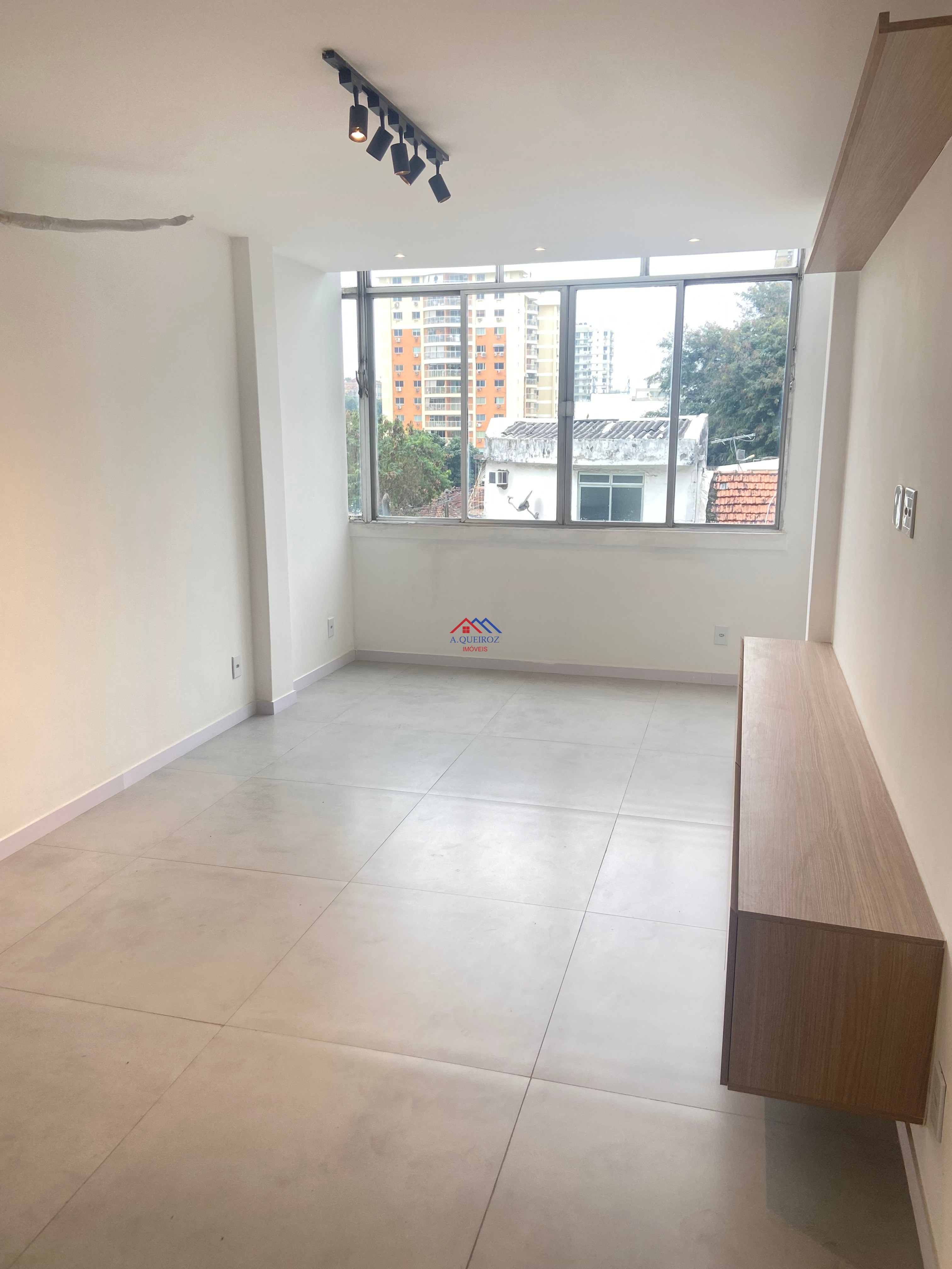 Apartamento à venda com 2 quartos, 64m² - Foto 3