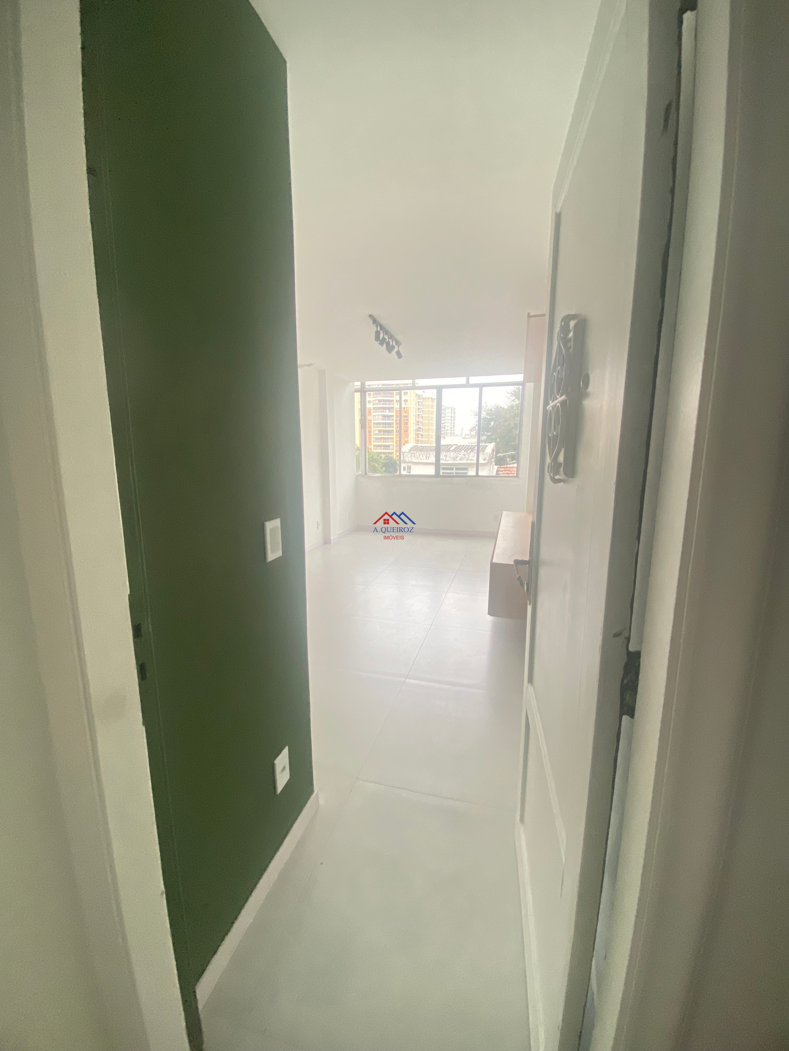 Apartamento à venda com 2 quartos, 64m² - Foto 2