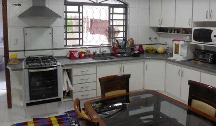 Casa à venda com 3 quartos, 220m² - Foto 1