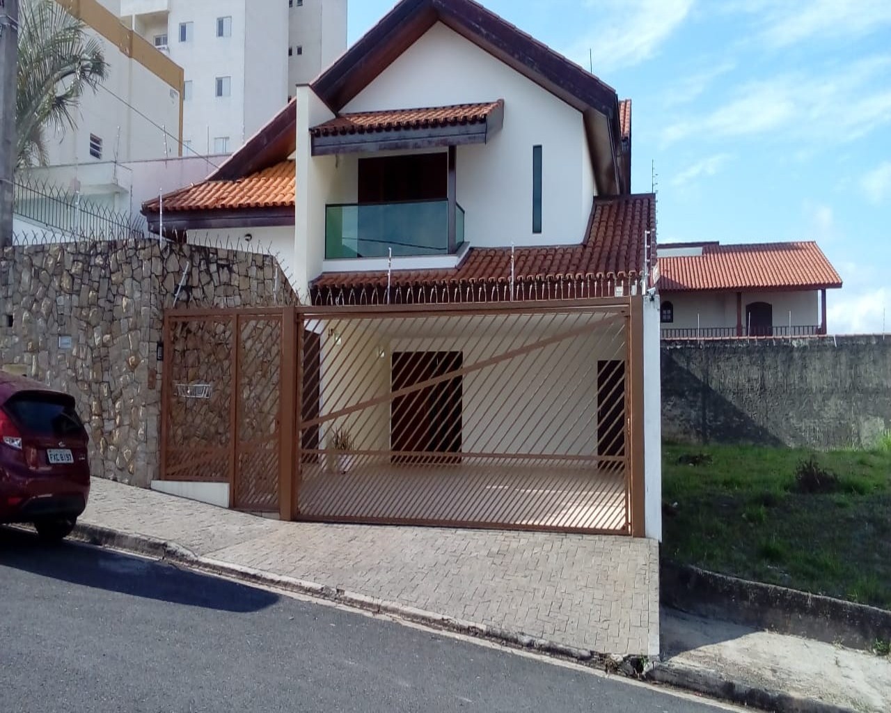 Sobrado à venda com 4 quartos, 326m² - Foto 1