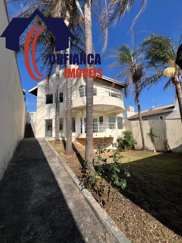 Casa à venda com 3 quartos, 300m² - Foto 1