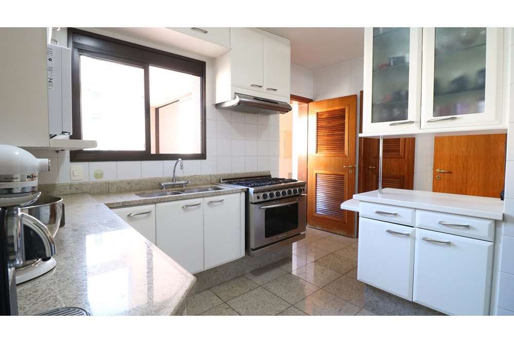 Apartamento à venda com 4 quartos, 226m² - Foto 4