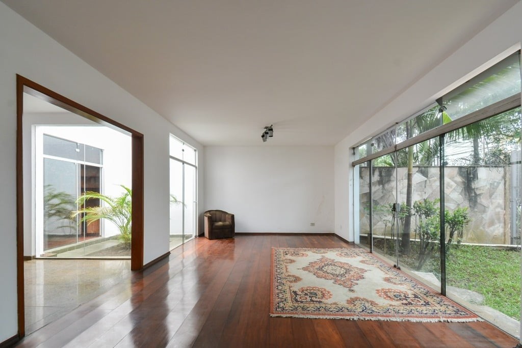 Casa à venda no Planalto Paulista, São Paulo-SP: 4 quartos, sendo 2 suítes e 6 vagas, 331m².