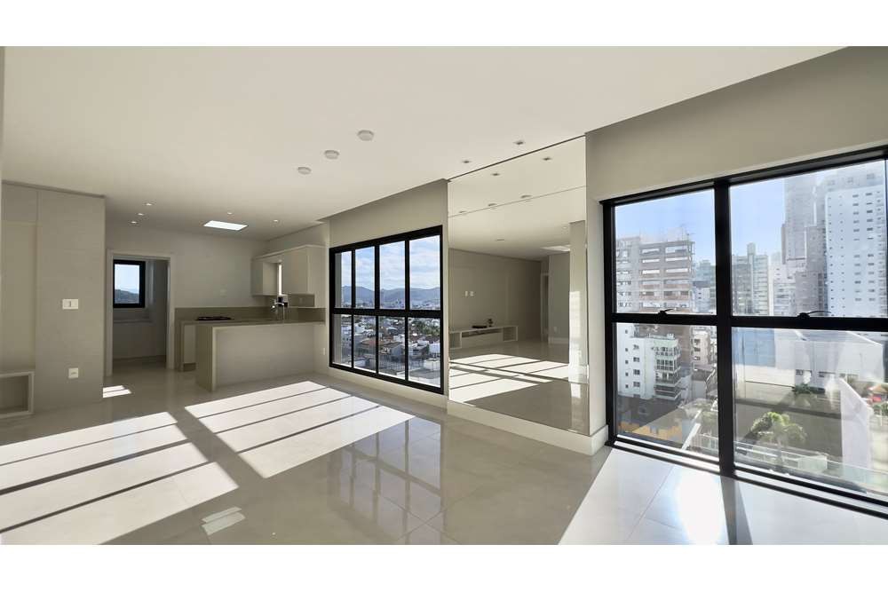 Apartamento com 4 quartos, sendo 2 suítes no Centro de Balneário Camboriú-SC, 138m² e 4 vagas de garagem
