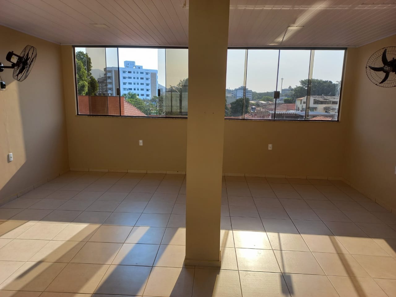 Casa à venda com 3 quartos, 200m² - Foto 1