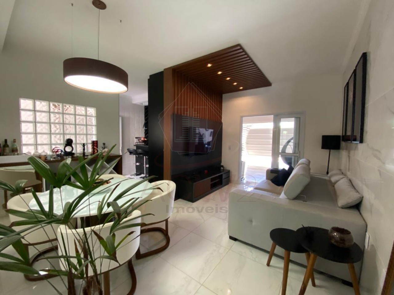 Casa à venda com 2 quartos, 108m² - Foto 1