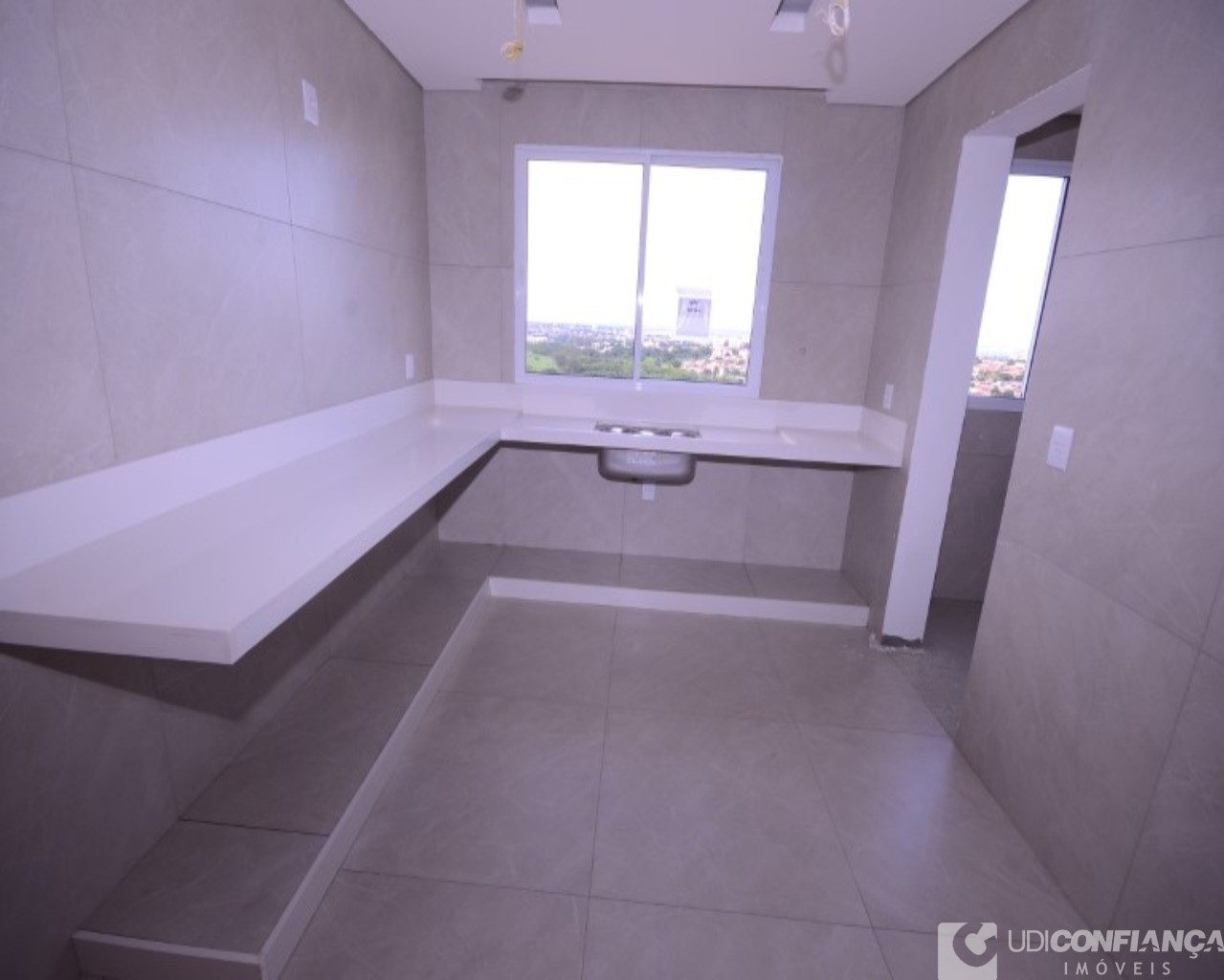 Apartamento à venda com 4 quartos, 218m² - Foto 2