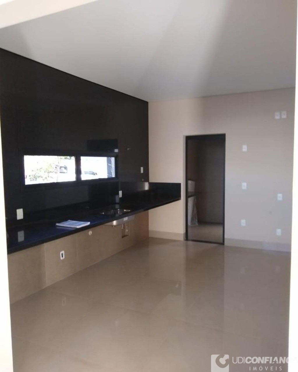 Casa à venda com 3 quartos, 242m² - Foto 8