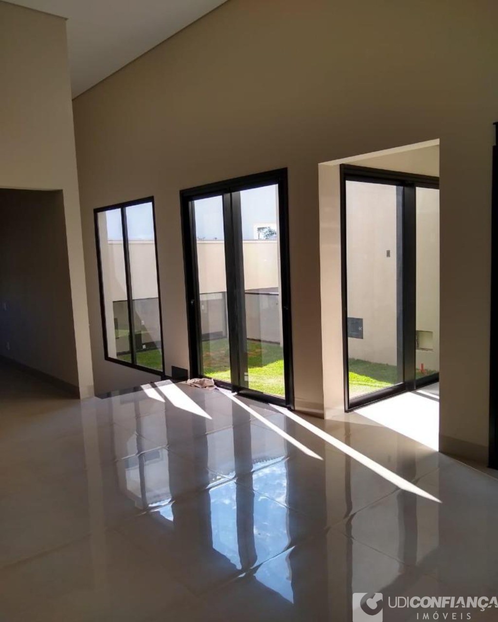 Casa à venda com 3 quartos, 242m² - Foto 2