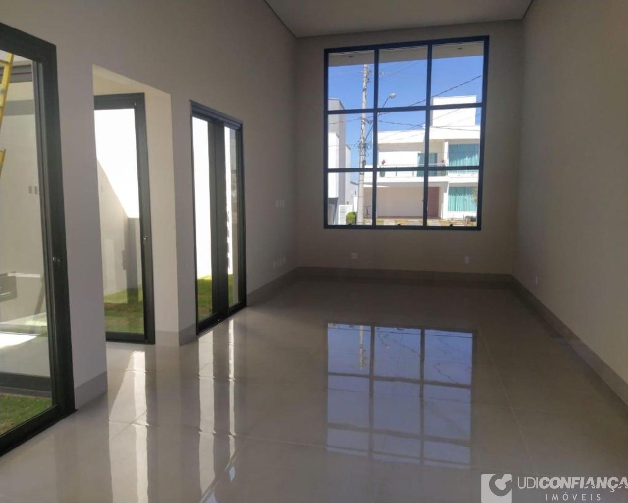 Casa à venda com 3 quartos, 242m² - Foto 1