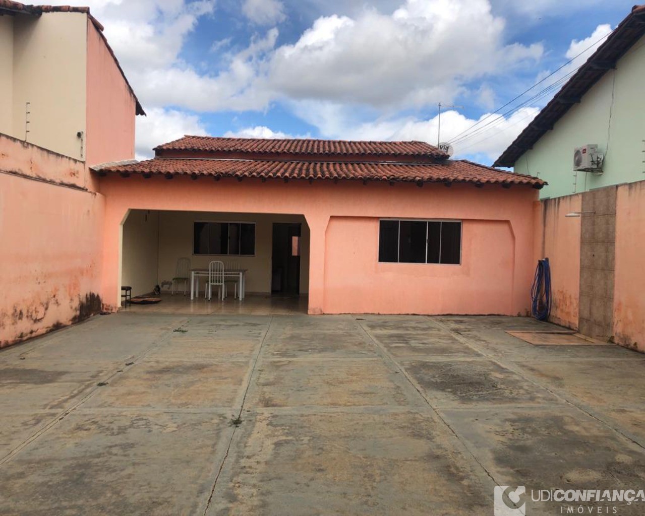 Casa à venda com 2 quartos, 80m² - Foto 2