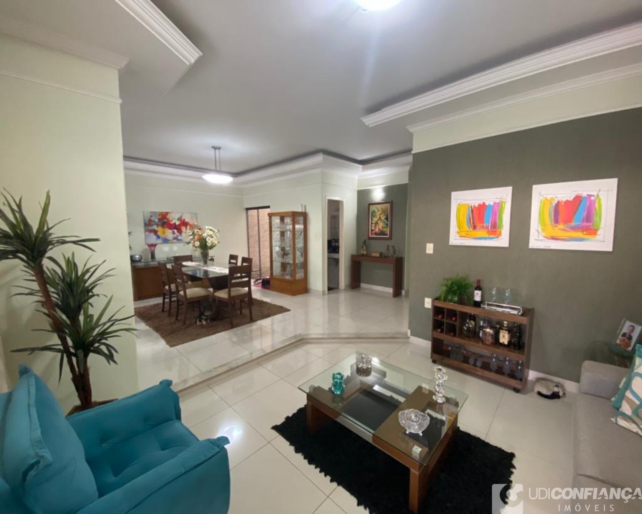 Casa à venda com 3 quartos, 217m² - Foto 1