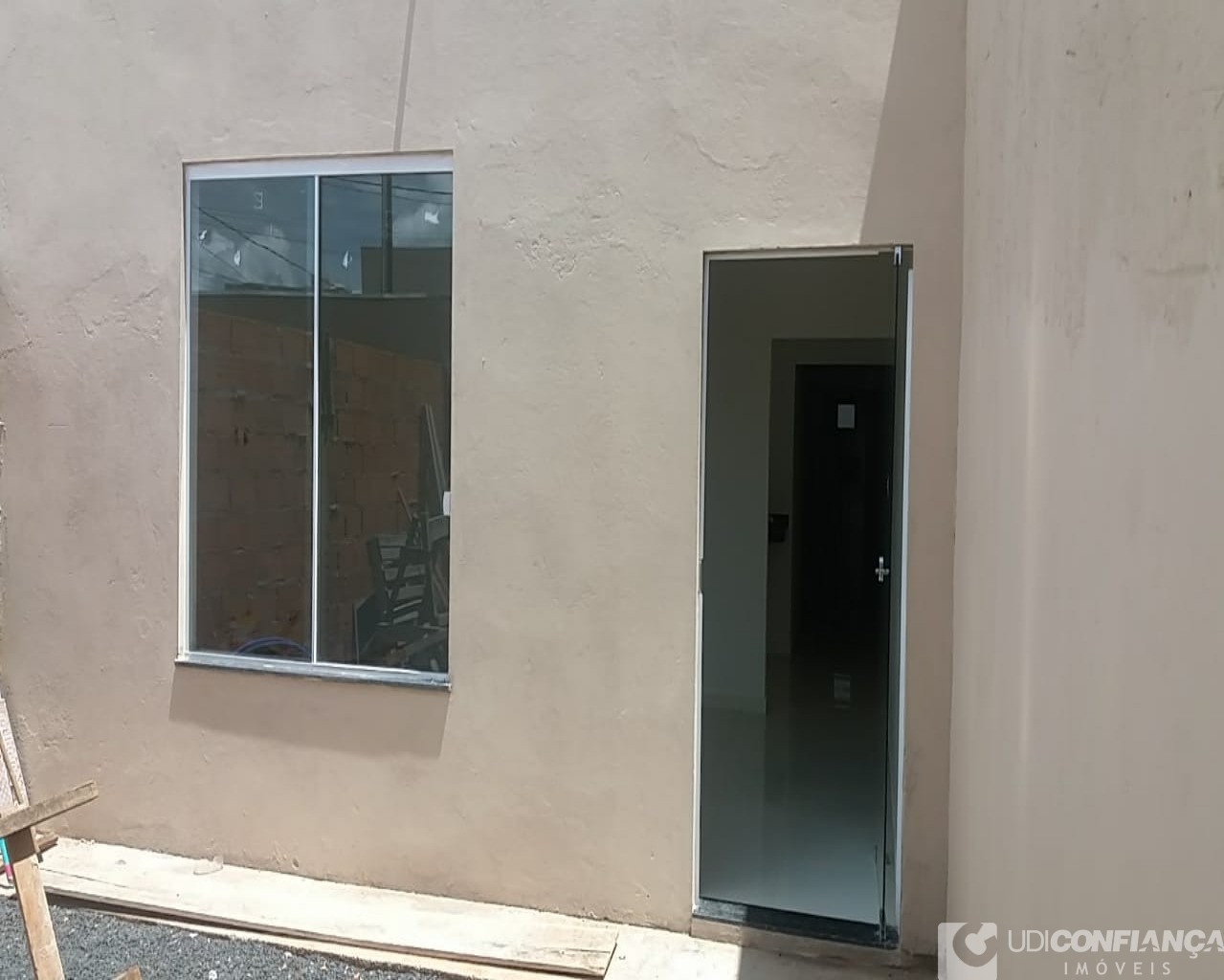 Casa à venda com 2 quartos, 70m² - Foto 2