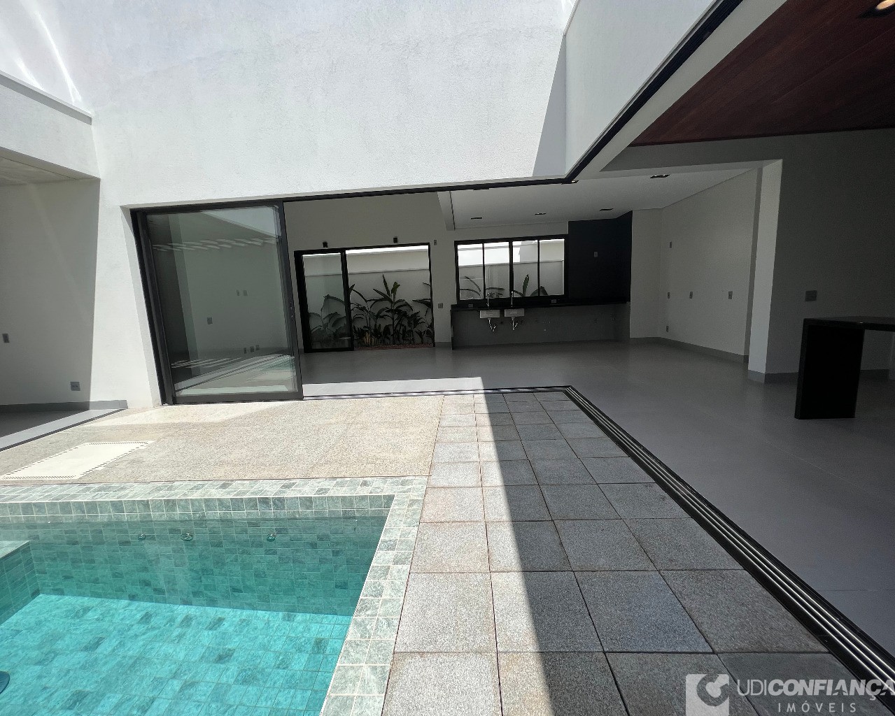 Casa à venda com 3 quartos, 210m² - Foto 4