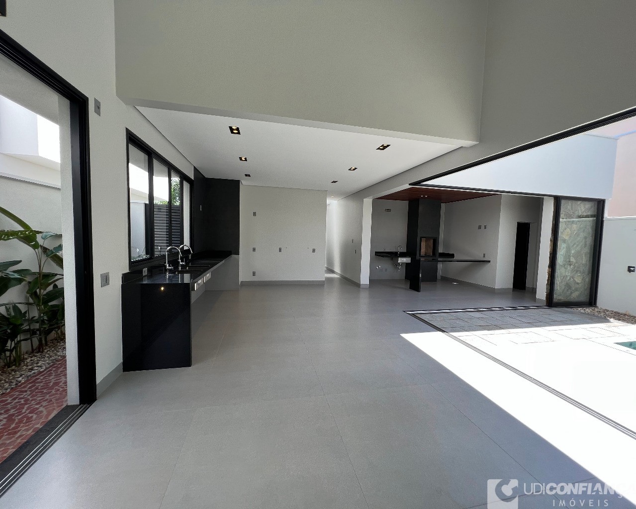 Casa à venda com 3 quartos, 210m² - Foto 1