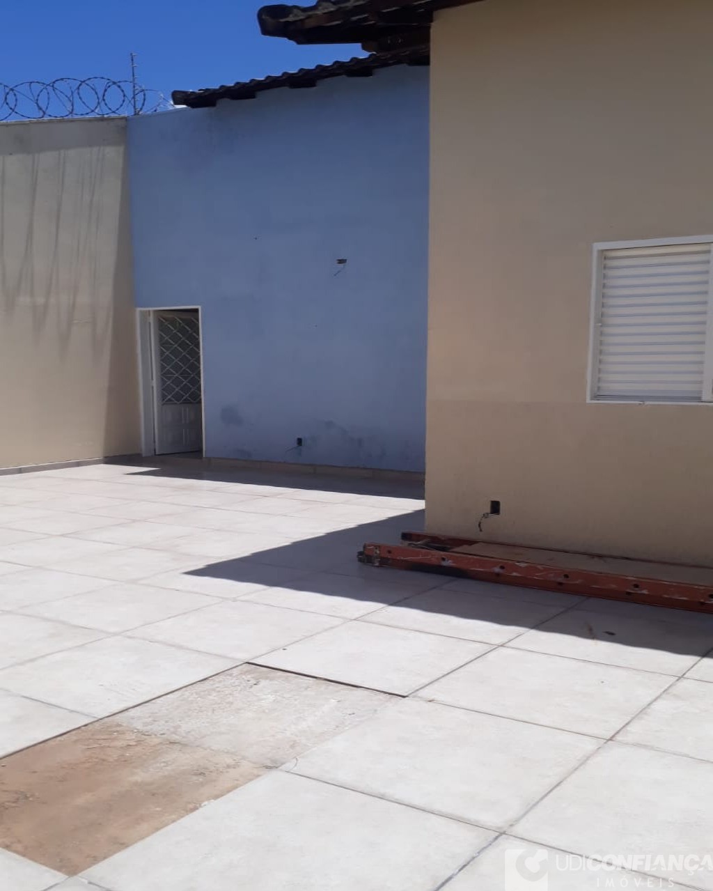 Casa à venda com 3 quartos, 93m² - Foto 1