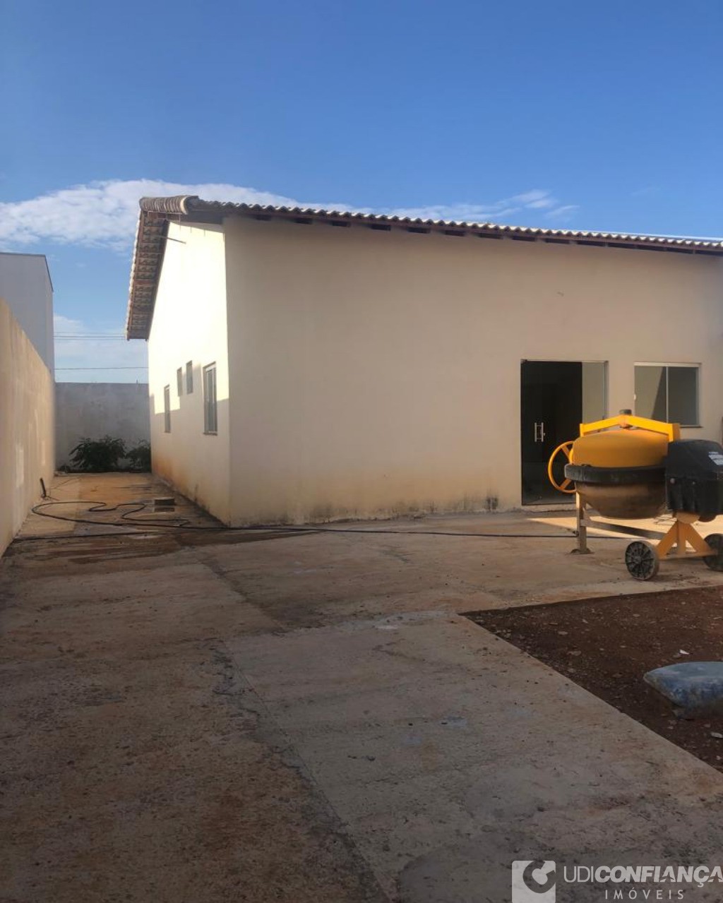 Casa à venda com 3 quartos, 150m² - Foto 1