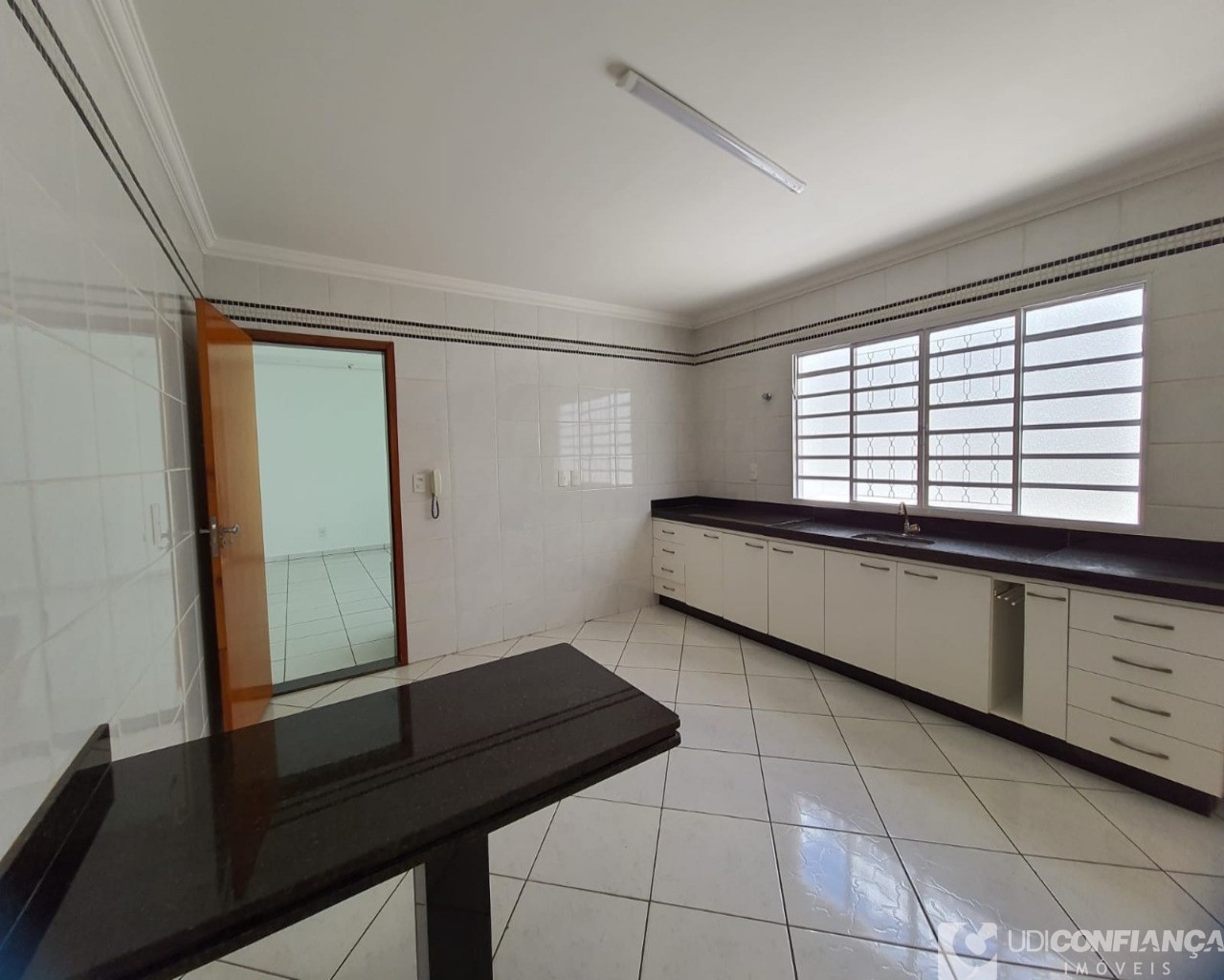 Casa à venda com 3 quartos, 242m² - Foto 13