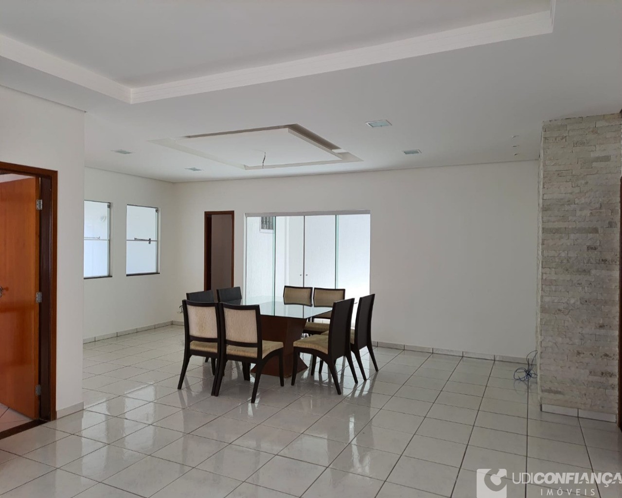 Casa à venda com 3 quartos, 242m² - Foto 4