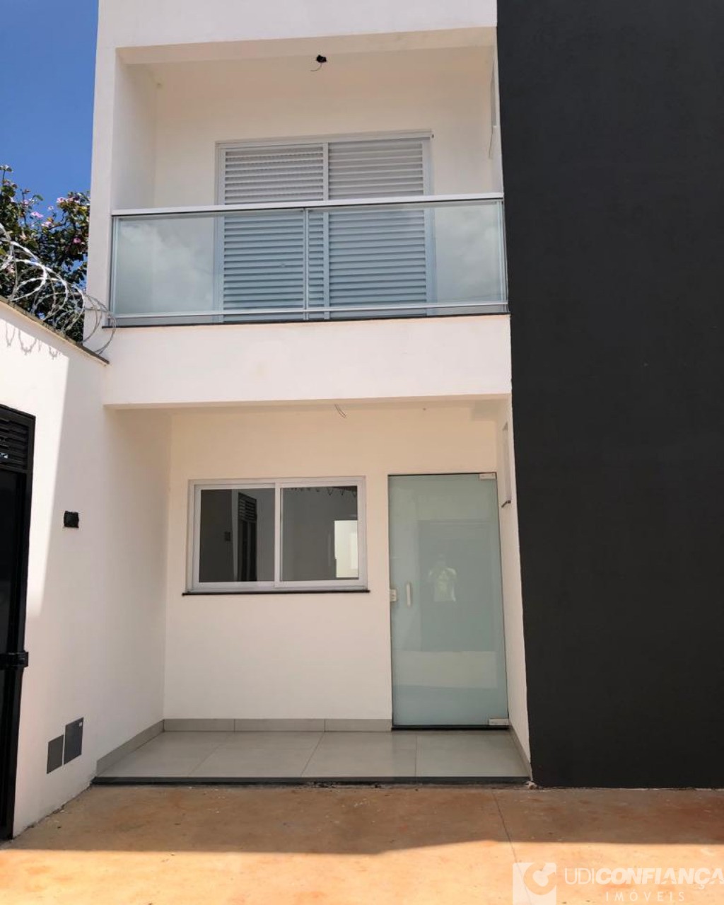 Casa à venda com 2 quartos, 79m² - Foto 2