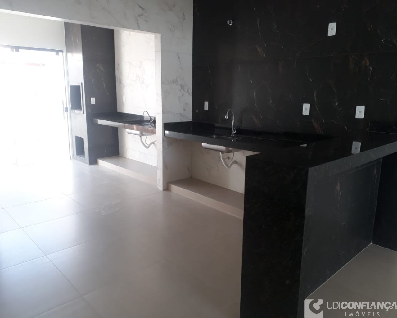 Casa à venda com 3 quartos, 140m² - Foto 1