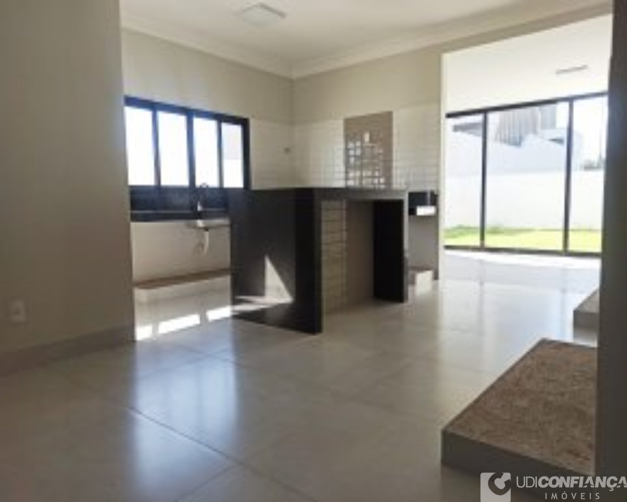 Casa à venda com 4 quartos, 231m² - Foto 2