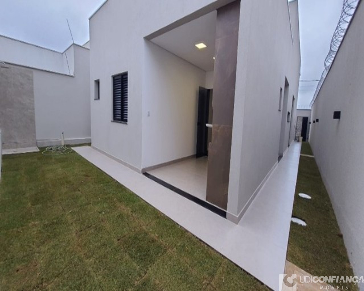 Casa à venda com 3 quartos, 134m² - Foto 1