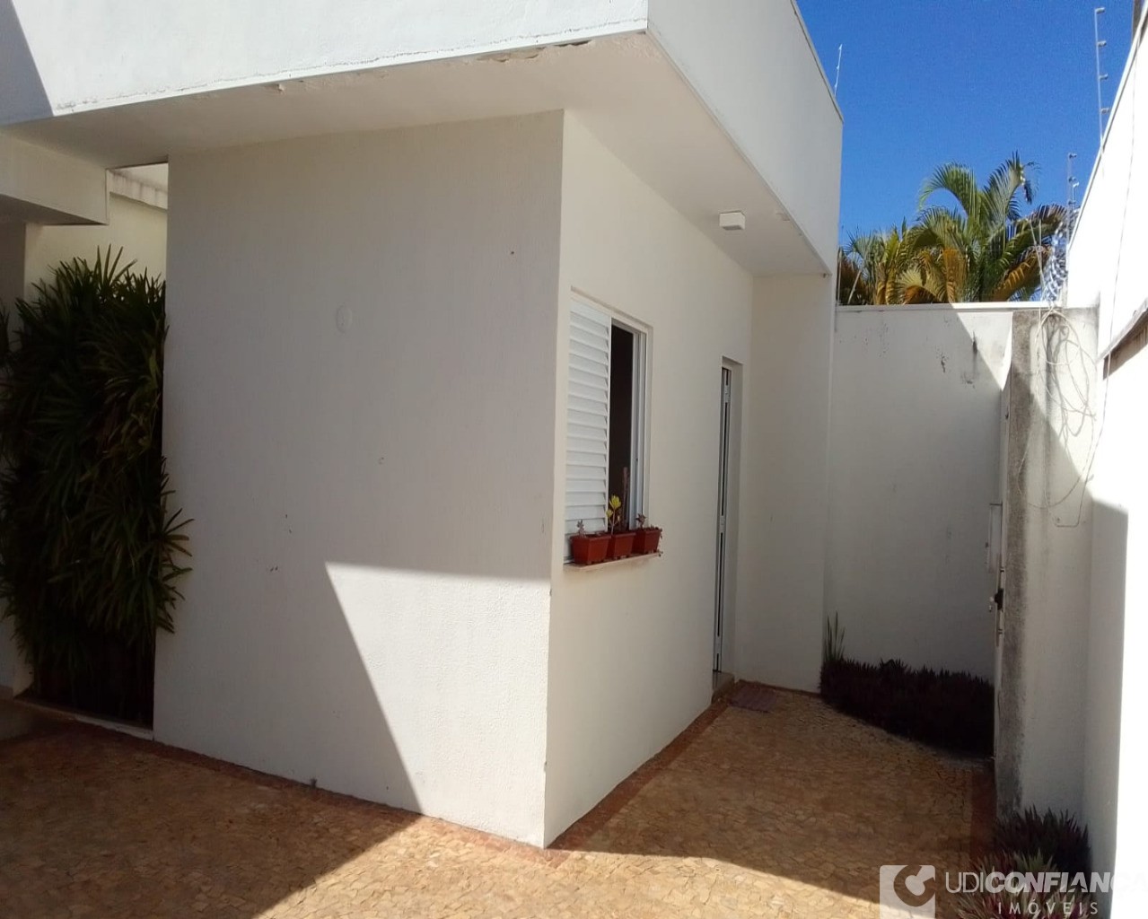 Casa à venda com 4 quartos, 200m² - Foto 2