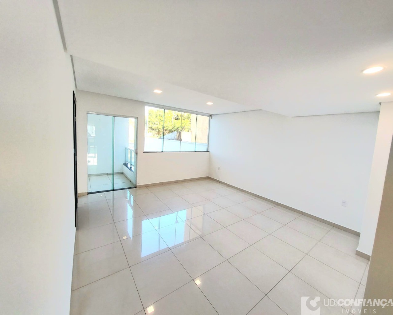 Apartamento à venda com 3 quartos, 150m² - Foto 2