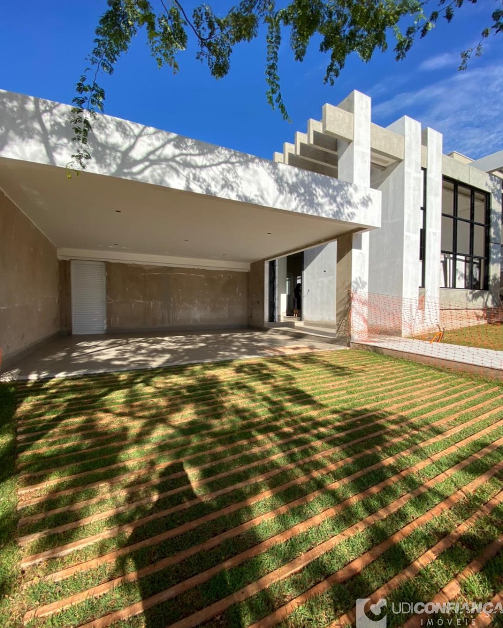 Casa à venda com 3 quartos, 251m² - Foto 1