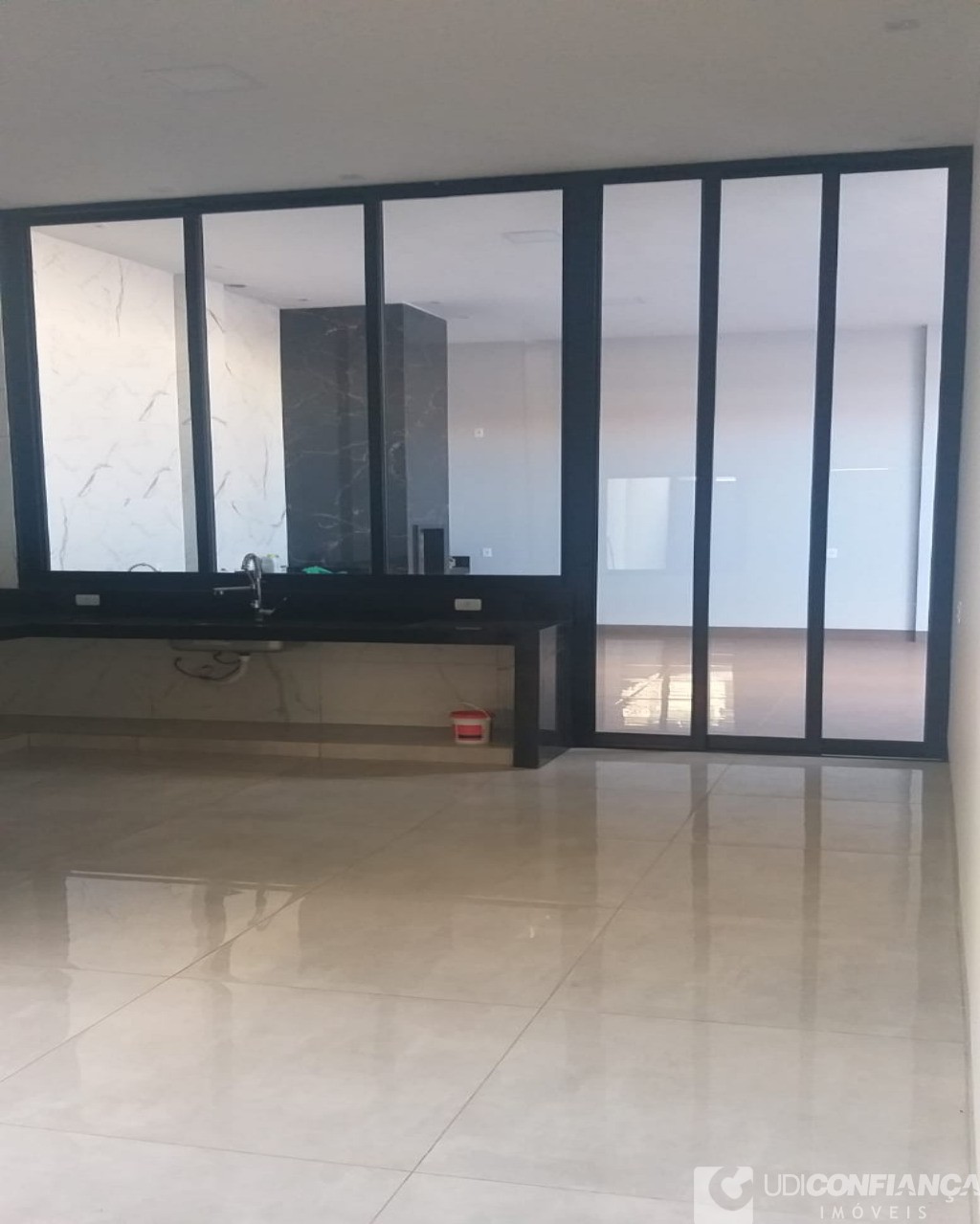 Casa à venda com 3 quartos, 200m² - Foto 1