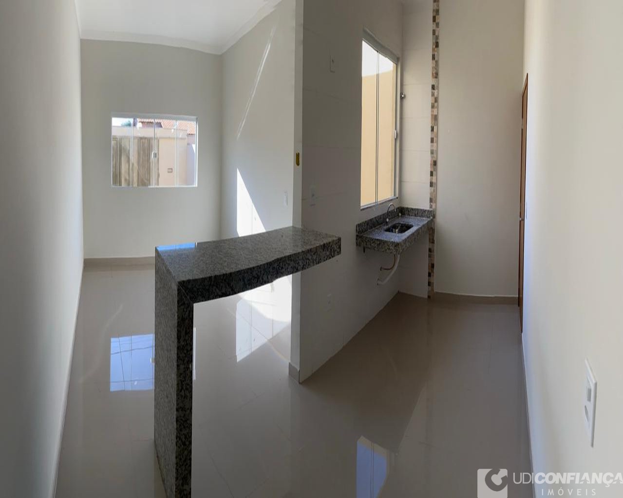 Casa à venda com 2 quartos, 60m² - Foto 1