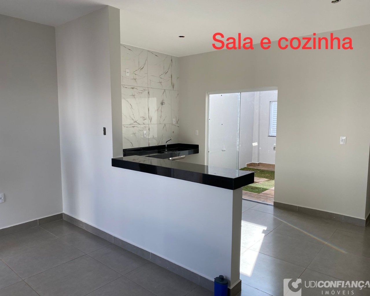 Casa à venda com 2 quartos, 71m² - Foto 1