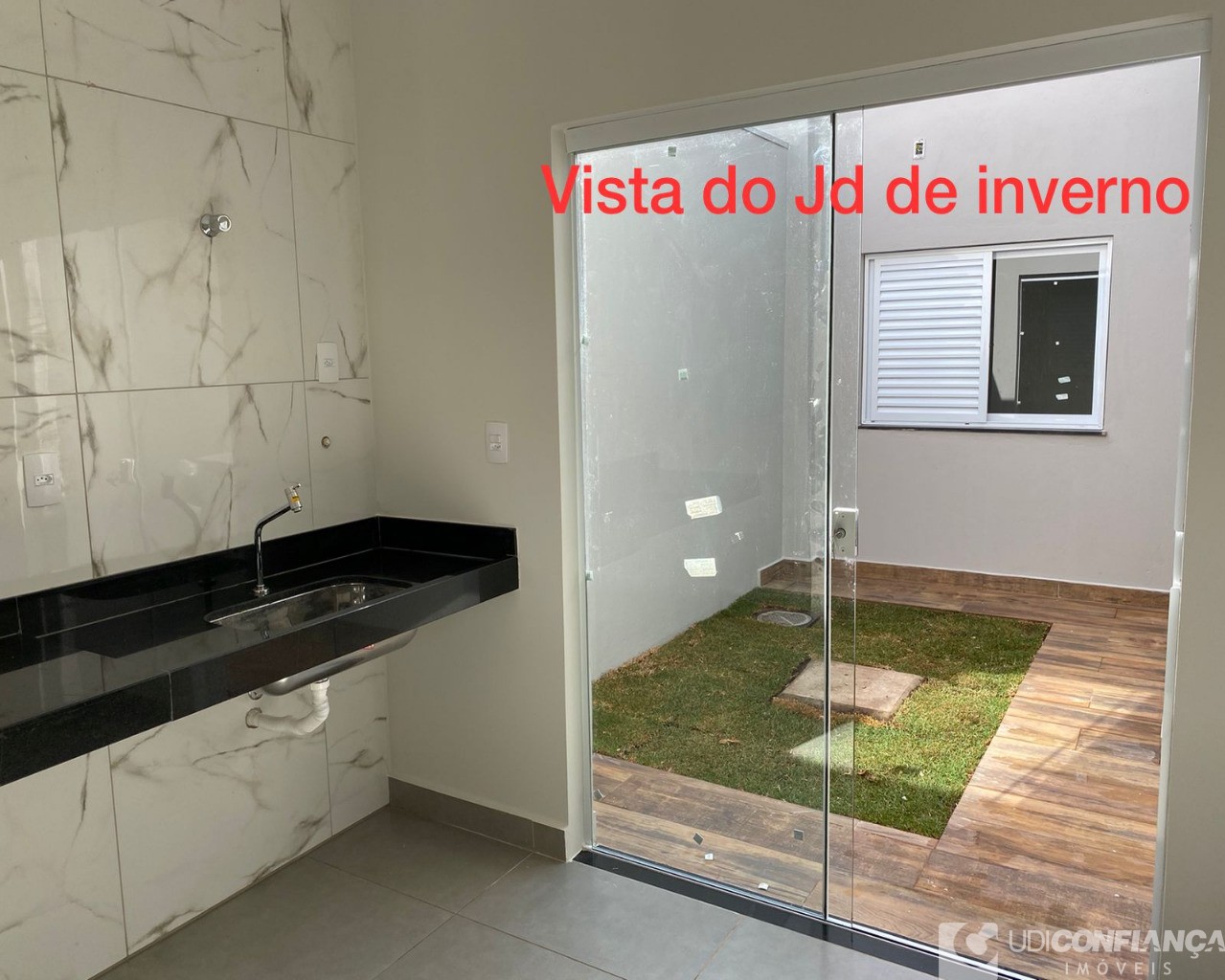 Casa à venda com 2 quartos, 71m² - Foto 2