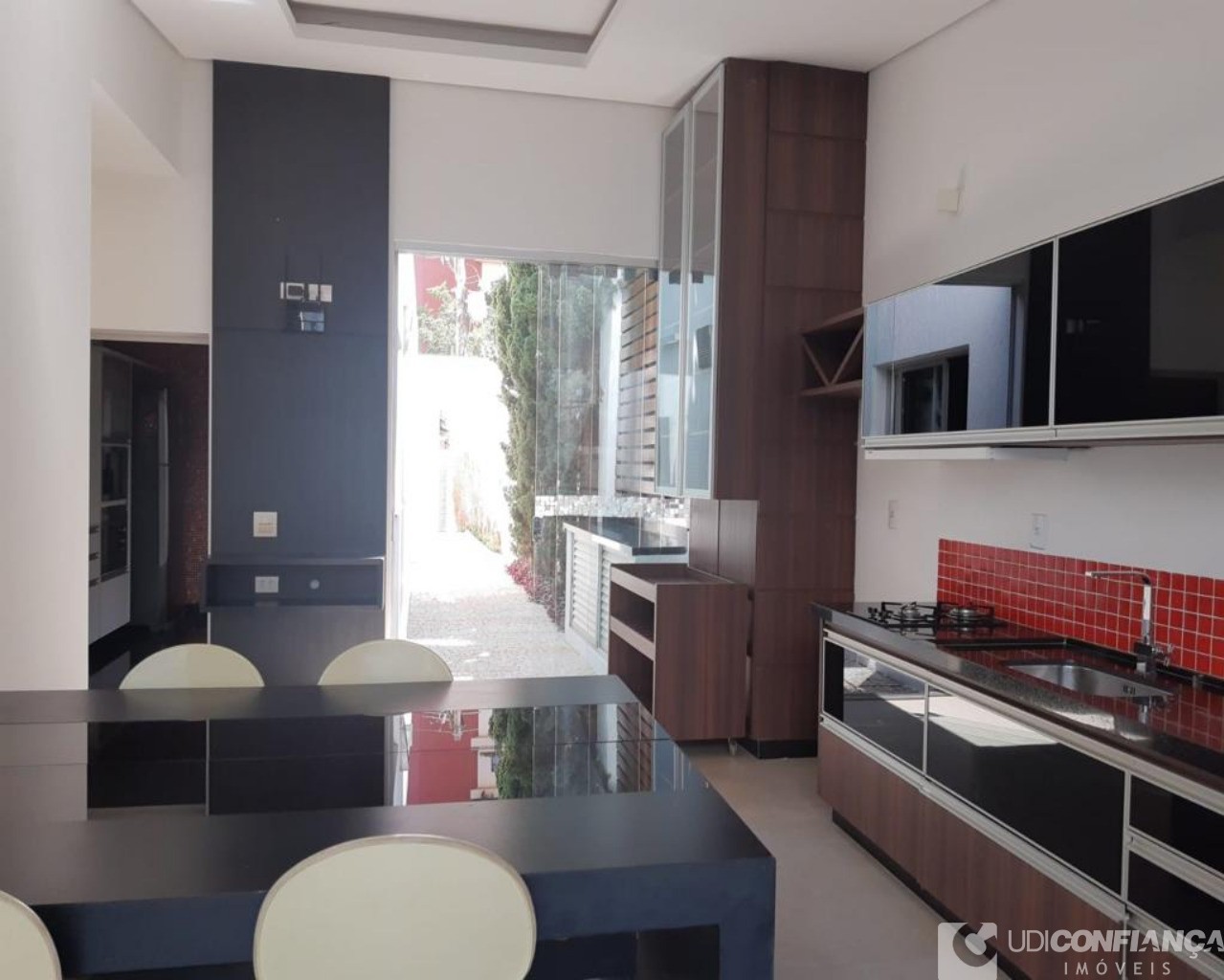 Casa à venda com 3 quartos, 315m² - Foto 1