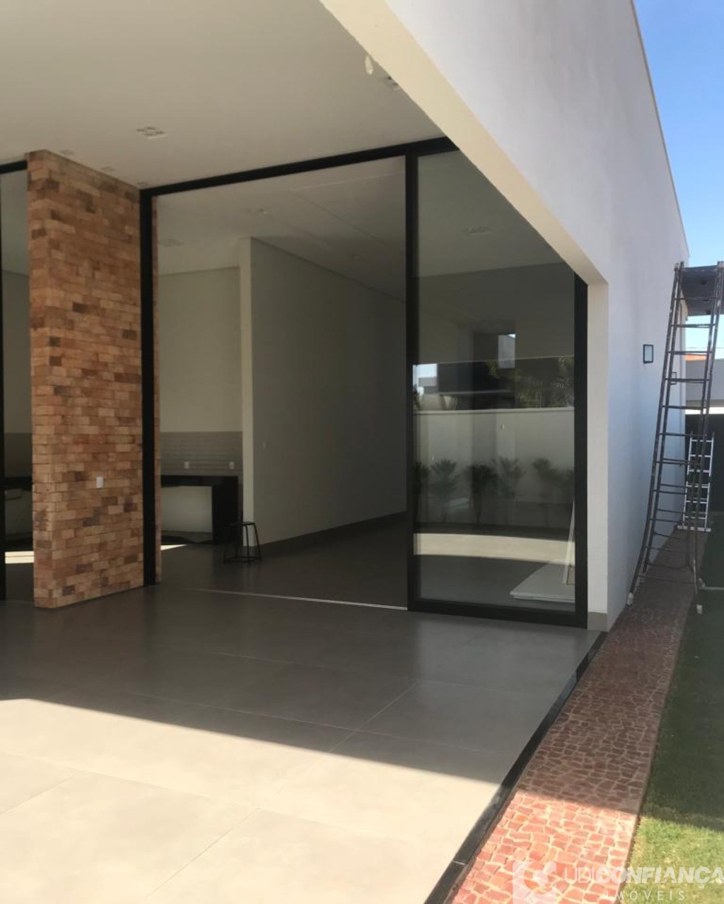 Casa à venda com 3 quartos, 213m² - Foto 1