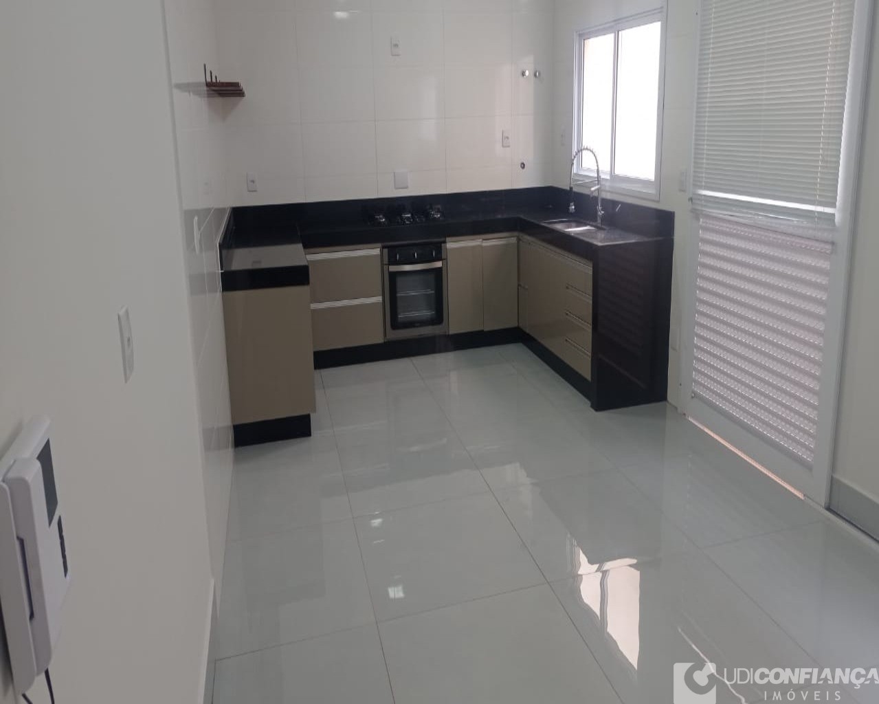 Casa à venda com 3 quartos, 277m² - Foto 1