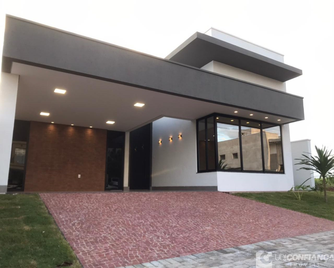 Casa à venda com 4 quartos, 215m² - Foto 1