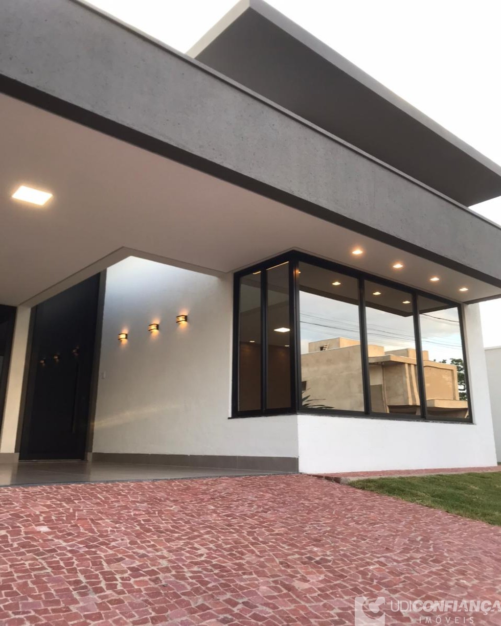 Casa à venda com 4 quartos, 215m² - Foto 2