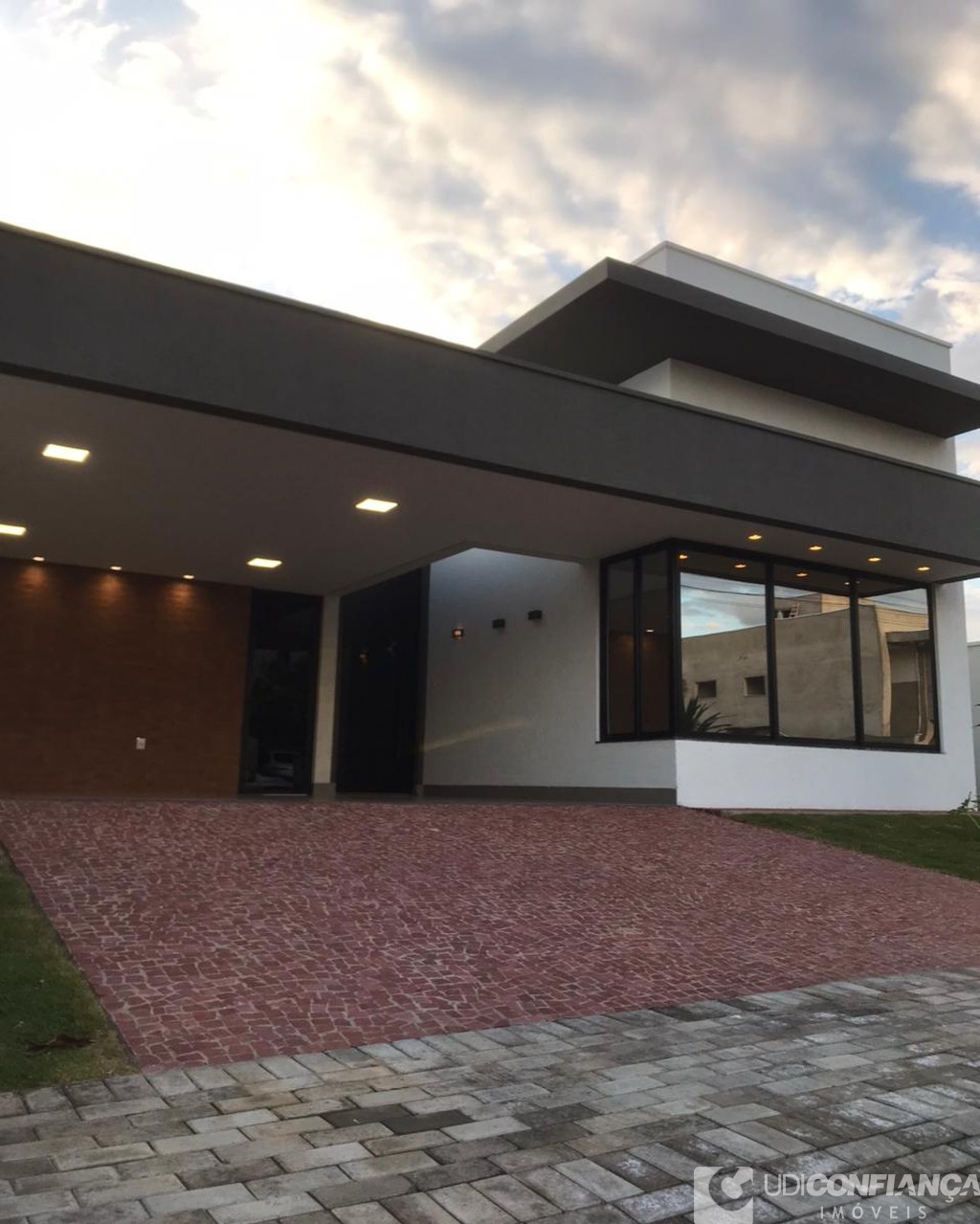 Casa à venda com 4 quartos, 215m² - Foto 3