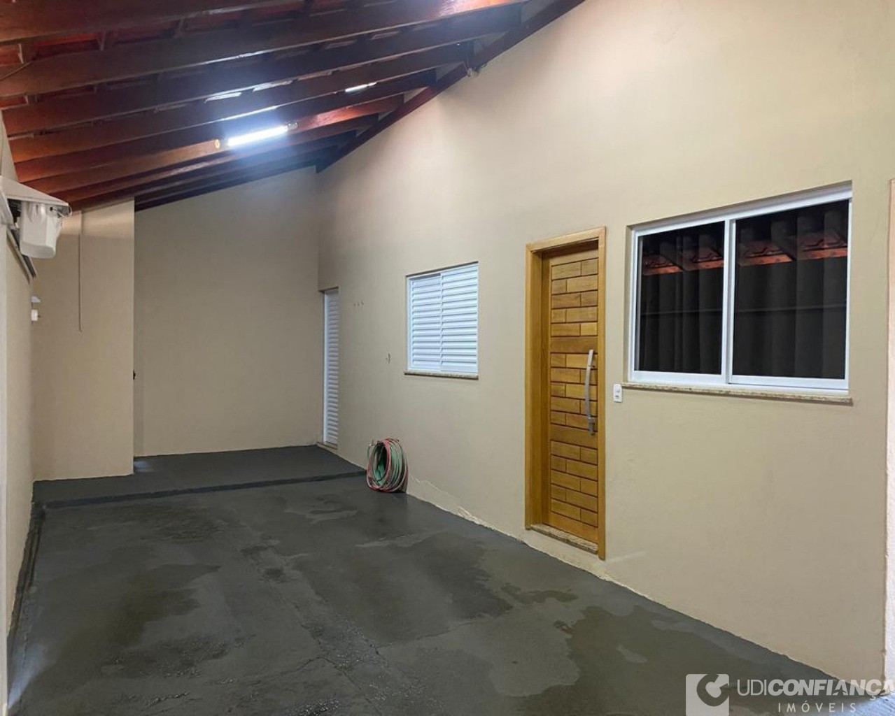 Casa à venda com 3 quartos, 220m² - Foto 2