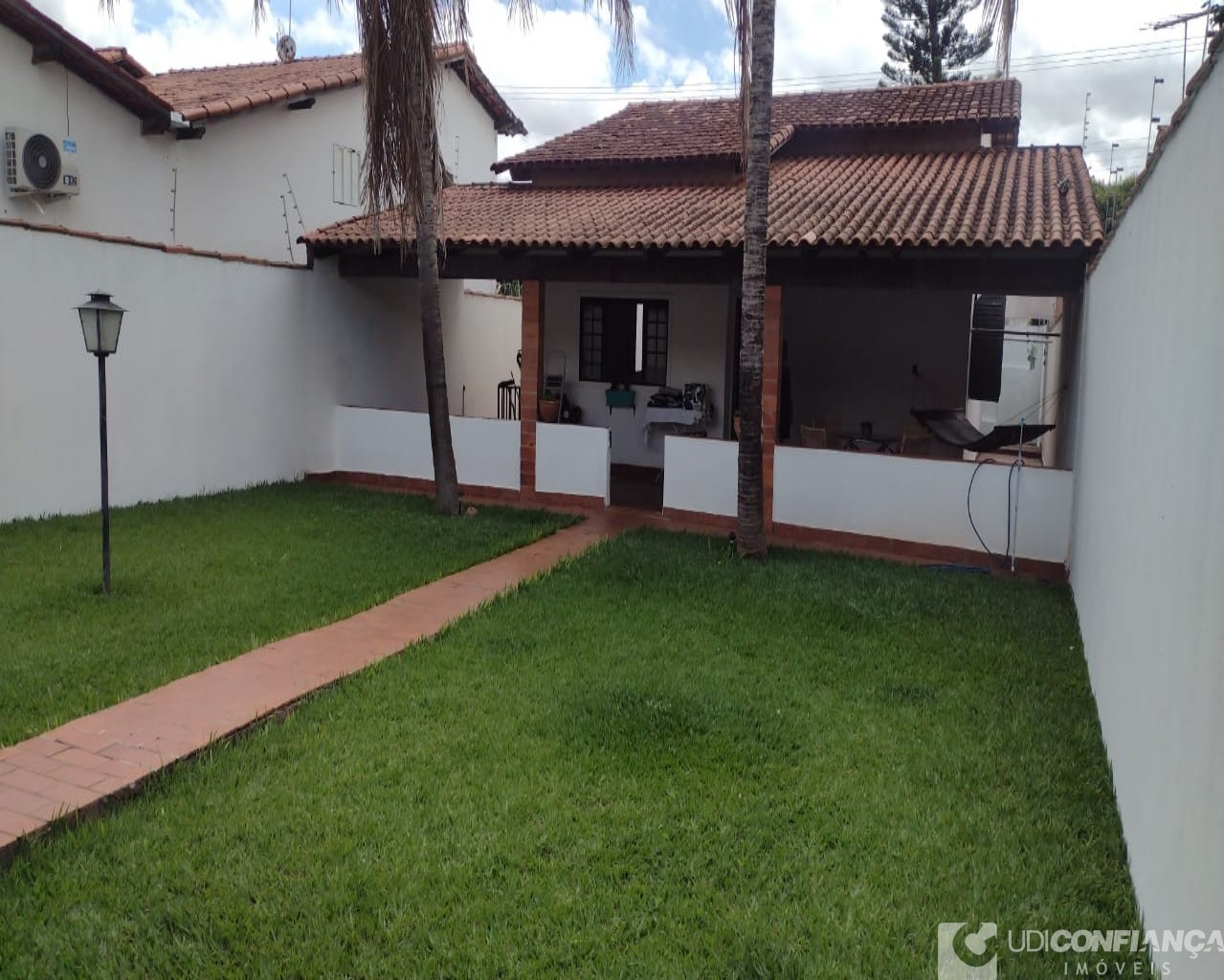 Casa à venda com 2 quartos, 193m² - Foto 1