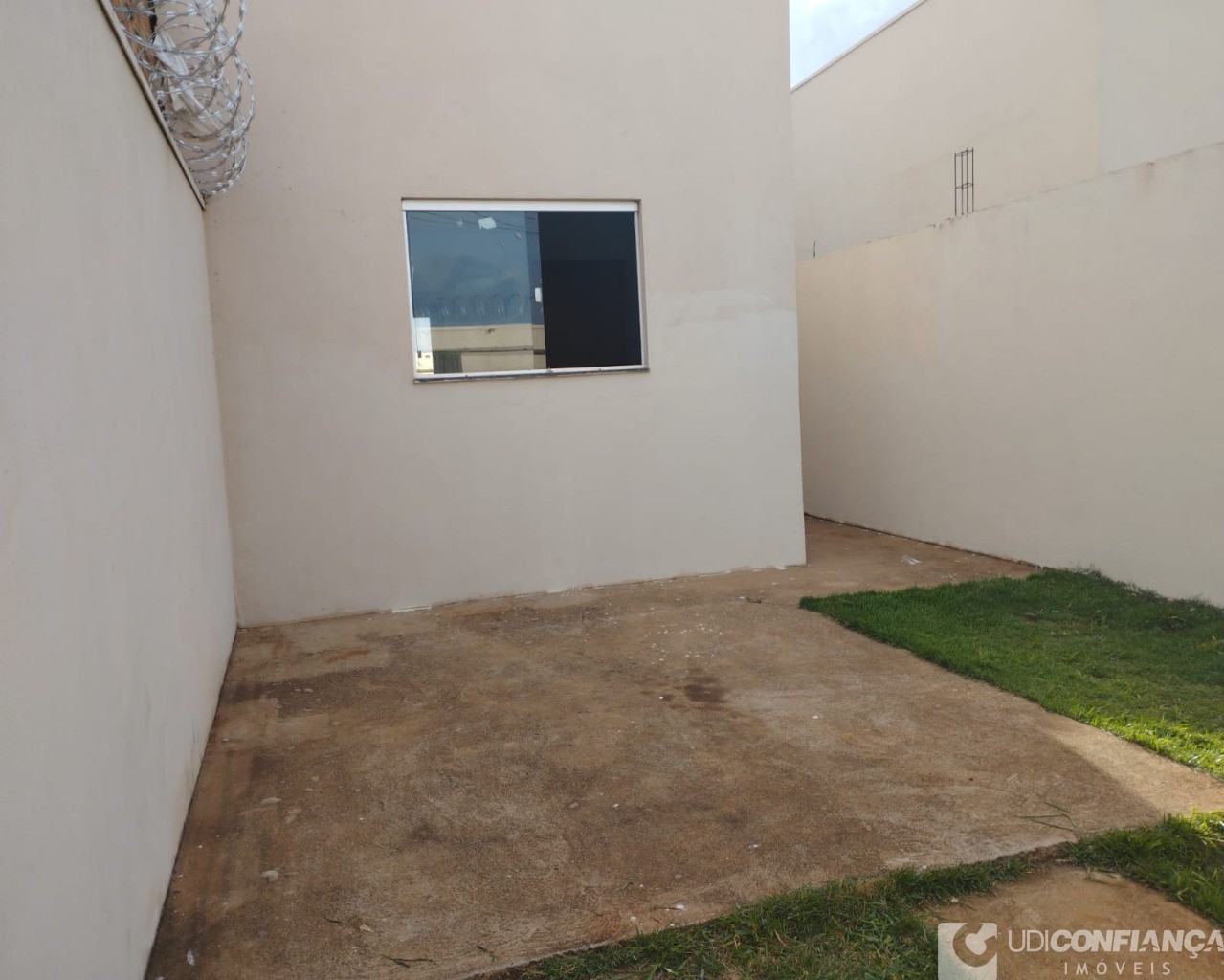 Casa à venda com 2 quartos, 70m² - Foto 1