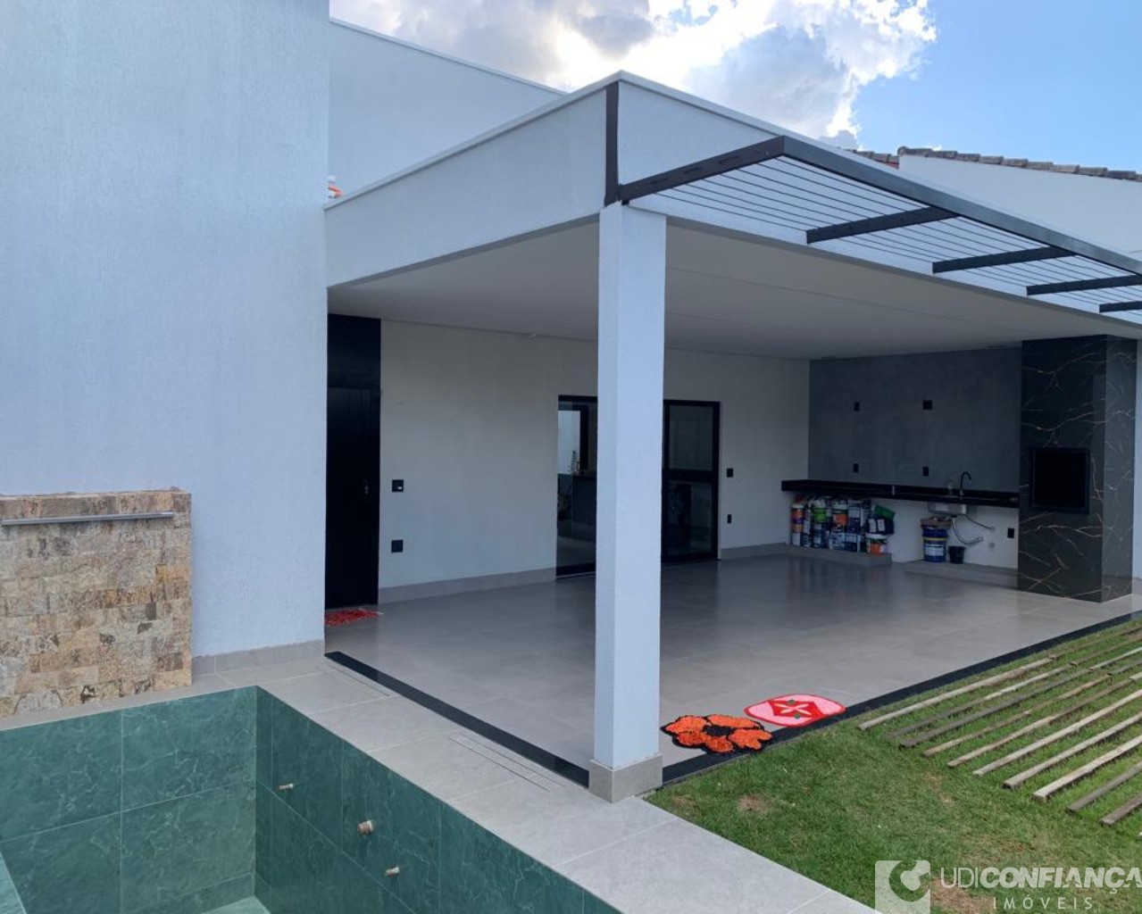 Casa à venda com 3 quartos, 180m² - Foto 1