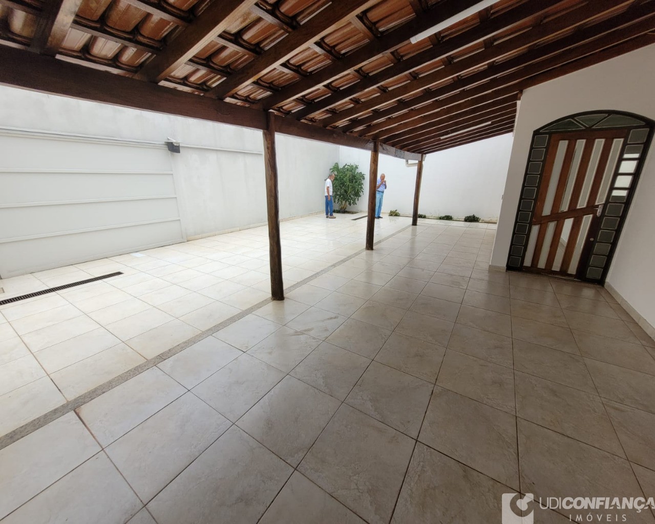 Casa à venda com 4 quartos, 230m² - Foto 1