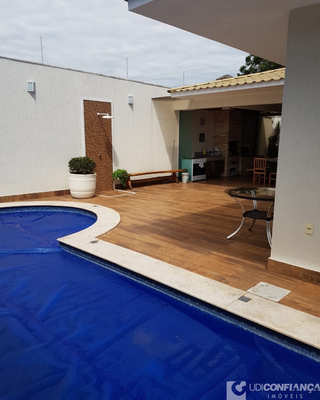 Casa à venda com 4 quartos, 250m² - Foto 1