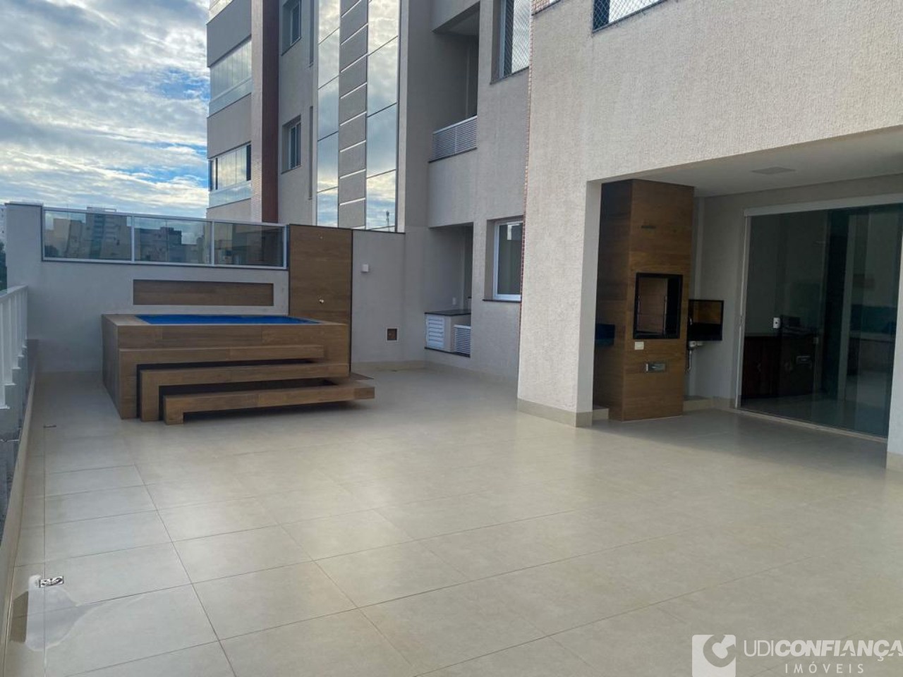 Apartamento à venda com 3 quartos, 123m² - Foto 2