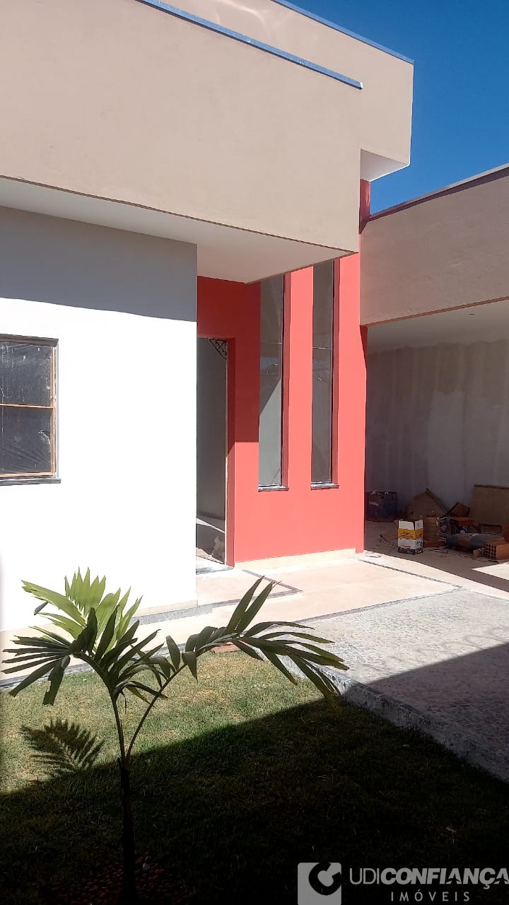 Casa à venda com 3 quartos, 114m² - Foto 1