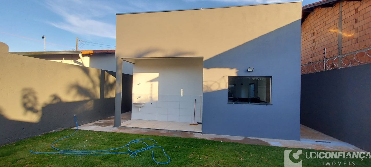 Casa à venda com 2 quartos, 71m² - Foto 1